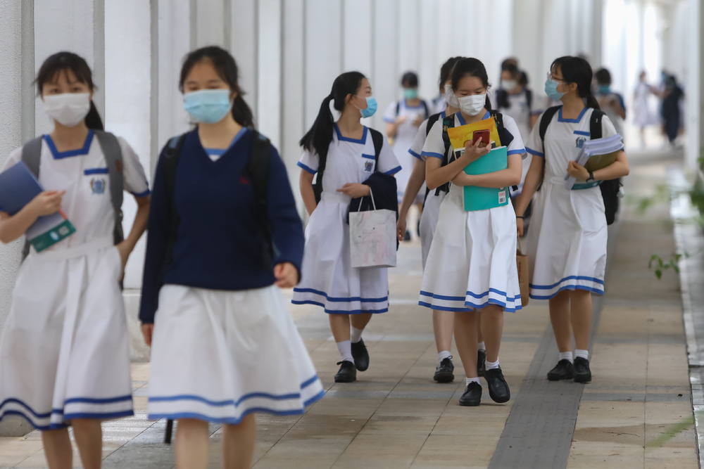 Lau Yu-lung urges secondary school students to get vaccinated in order to resume full-day classes. Lau Yu-lung urges secondary school students to get vaccinated in order to resume full-day classes.