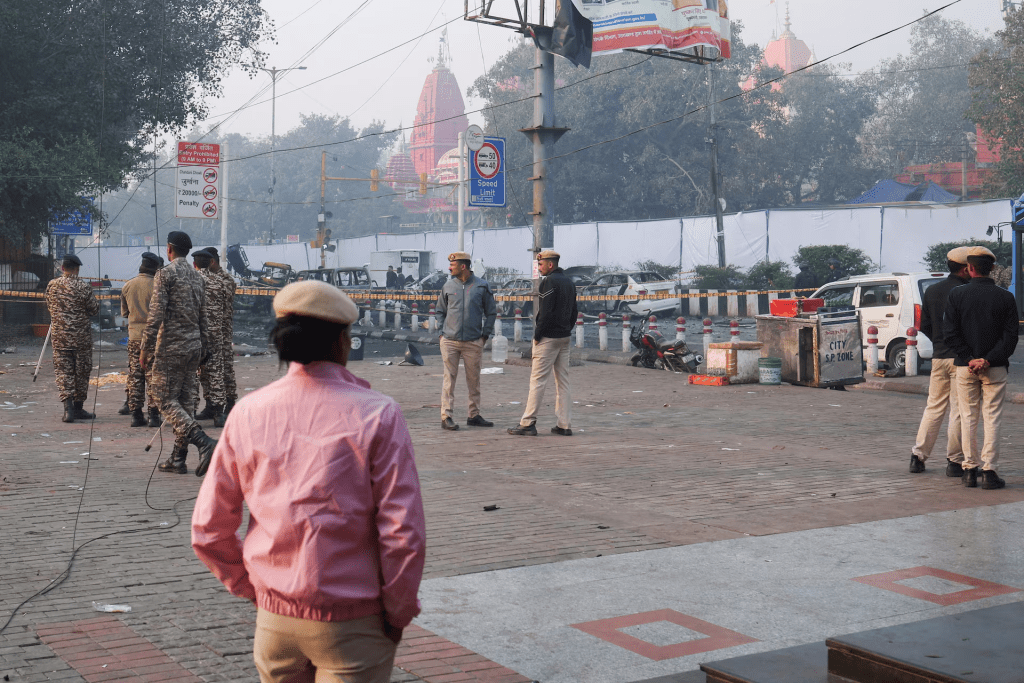 Security personnel stand at the site of an explosion near the historic Red Fort in the old quarters of Delhi, India, November 11, 2025. REUTERS/Adnan Abidi