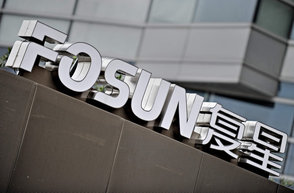 (FILES) This photograph shows tthe logo of Fosun Group in front of the company's headquarters building in Shanghai on June 15, 2010. Club Med, in search of a new financial partner and amid internal tensions with its Chinese shareholder Fosun, announced on September 25, 2024, a reshuffled organization chart to prepare a new strategic project, according to a press release from the tourism group. (Photo by Philippe LOPEZ / AFP)