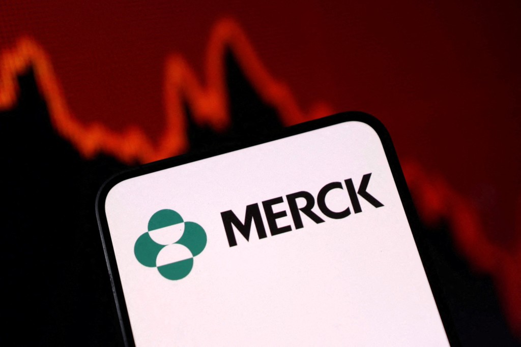 Merck logo and decreasing stock graph are seen in this illustration taken March 26, 2025. Picture provided by REUTERS.
