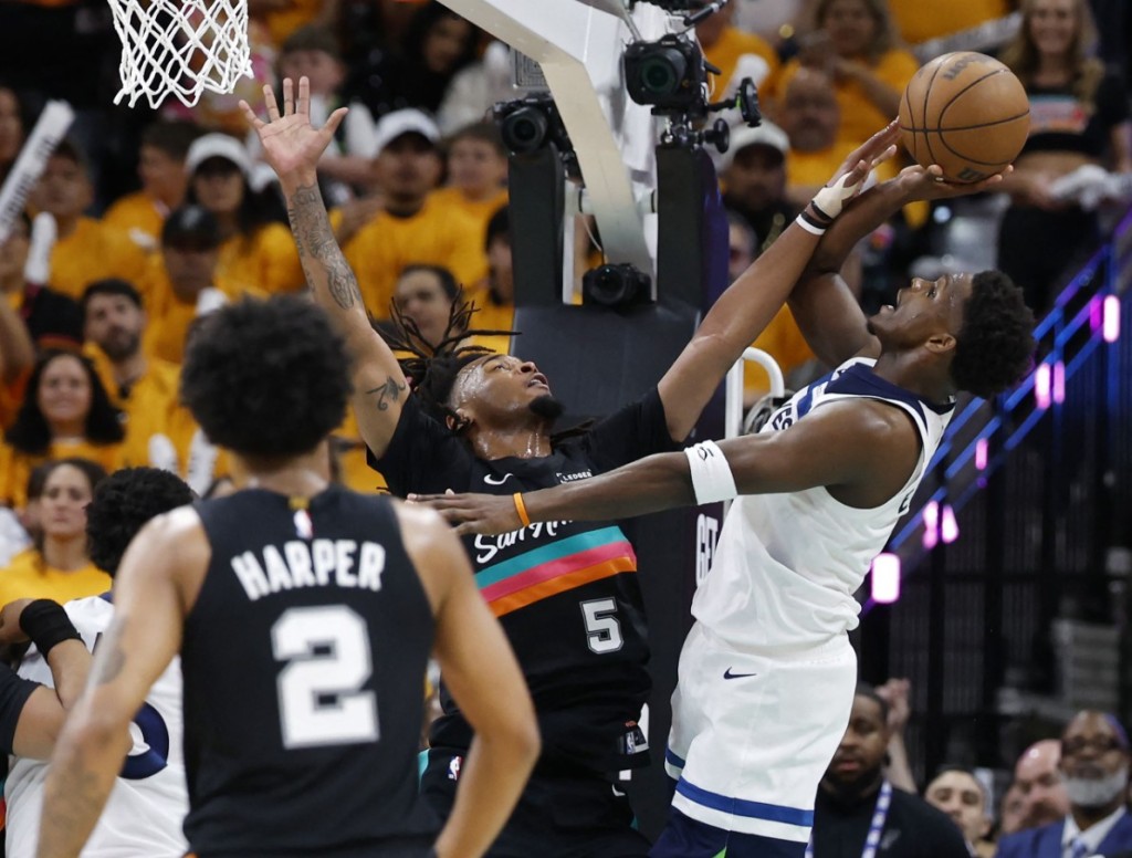 Anthony Edwards tries a difficult shot against Spurs guard Stephon Castle. AFP
