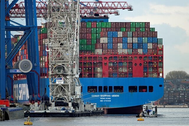 Cargo ship 'Cosco Shipping Gemini' of Chinese shipping company 'Cosco' is loaded at the container terminal 'Tollerort' in the port in Hamburg, Germany, October 25, 2022. REUTERS/Fabian Bimmer/File Photo 