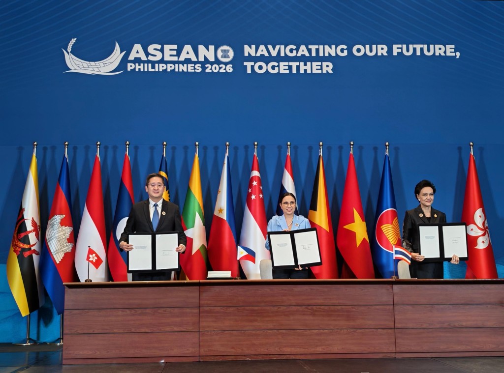 Under Secretary for Commerce and Economic Development Bernard Chan (left) (Source: GIS)