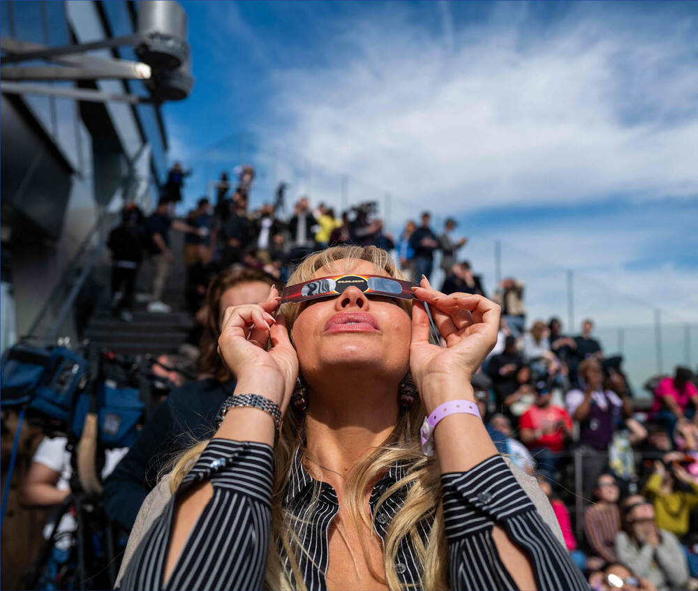 The scenes in New York, left, and at Niagara Falls. An eclipse with a diamond-ring effect is seen in Cleveland.REUTERS, ap, afp The scenes in New York, left, and at Niagara Falls. An eclipse with a diamond-ring effect is seen in Cleveland.REUTERS, ap, afp
