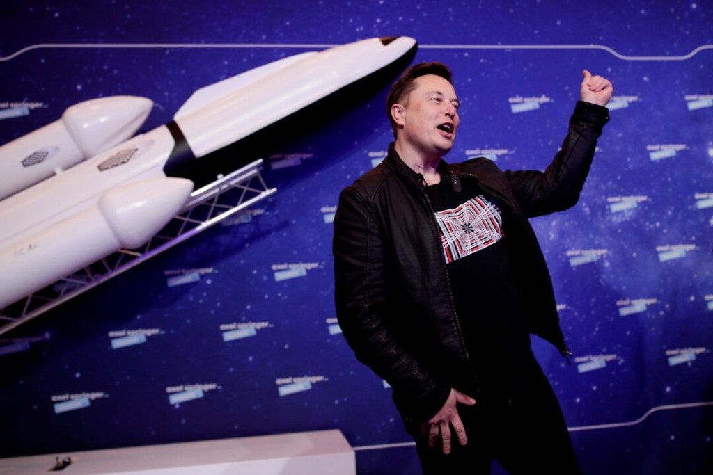  SpaceX owner and Tesla CEO Elon Musk gestures after arriving on the red carpet for the Axel Springer award, in Berlin, Germany, December 1, 2020. REUTERS/Hannibal Hanschke/Pool/File Photo 