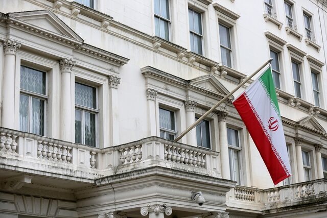 The Iranian national flag flies outside the Iranian embassy in central London, Britain August 20, 2015. REUTERS/Paul Hackett/File Photo