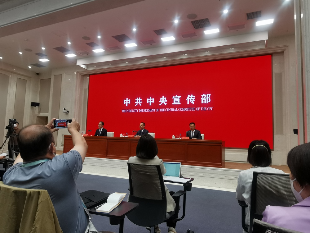 Huang Liuquan, center, says there is no evidence to show that the drop in population numbers is caused by an emigration wave. Huang Liuquan, center, says there is no evidence to show that the drop in population numbers is caused by an emigration wave.