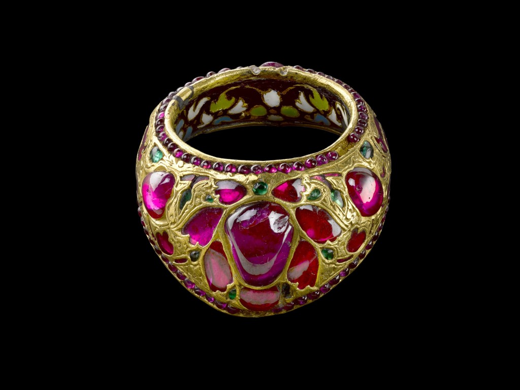 Thumb ring Court workshops, Mughal dynasty About 1615–1620 Gold set with rubies and emeralds, enamelled on the inside The Victoria and Albert Museum, IM.207– 1920 拇指指環