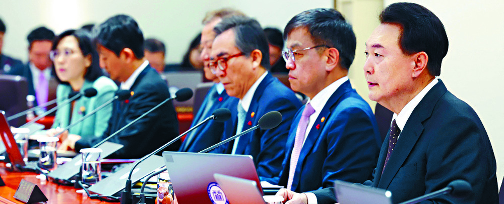 Kim Jong Un addresses the Supreme People's Assembly as, below far right, Yoon Suk Yeol chairs a cabinet meeting. Kim Jong Un addresses the Supreme People's Assembly as, below far right, Yoon Suk Yeol chairs a cabinet meeting.