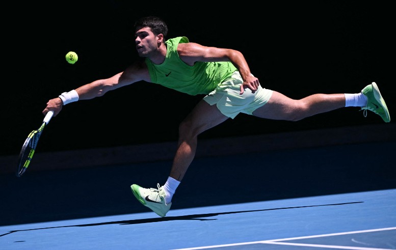  Carlos Alcaraz hits a return against Germany's Yannick Hanfmann. AFP 