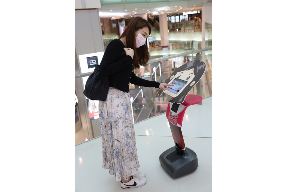 To cope with the challenges posed by Covid-19, the company introduced robots to provide customers with information, and carry out regular cleaning and disinfection procedures so that customers can enjoy shopping with ease of mind.