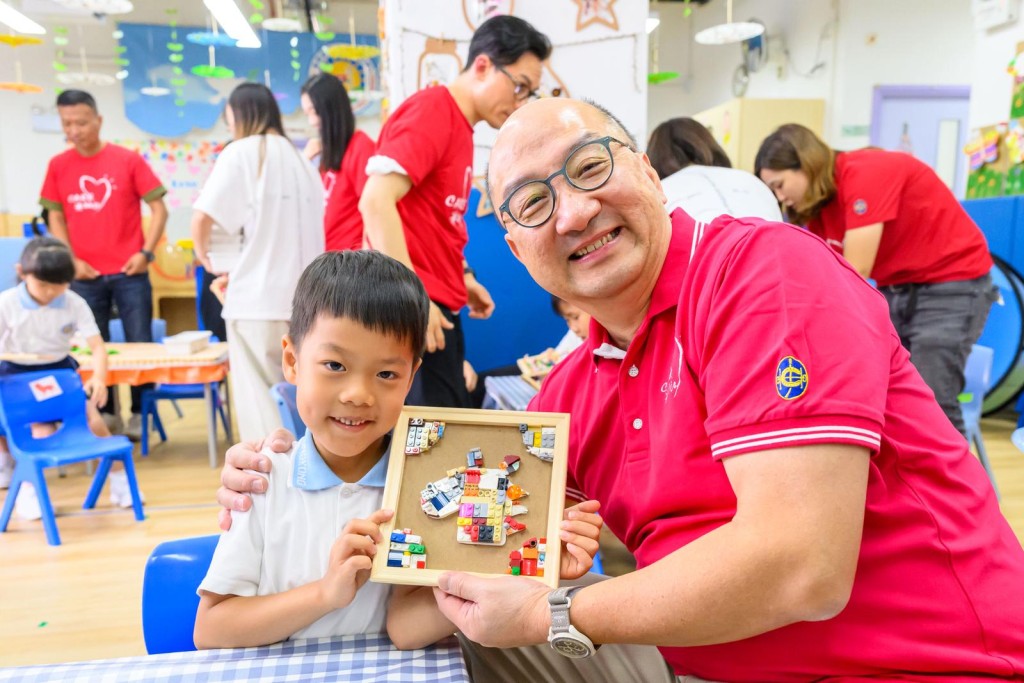 Club Executive Director, Corporate Affairs, Raymond Tam (right) joins volunteers to guide kindergarten children in transforming second-hand toys into creative toy artworks, extending the lifespan of discarded toys and encouraging sustainability. Club Executive Director, Corporate Affairs, Raymond Tam (right) joins volunteers to guide kindergarten children in transforming second-hand toys into creative toy artworks, extending the lifespan of discarded toys and encouraging sustainability.
