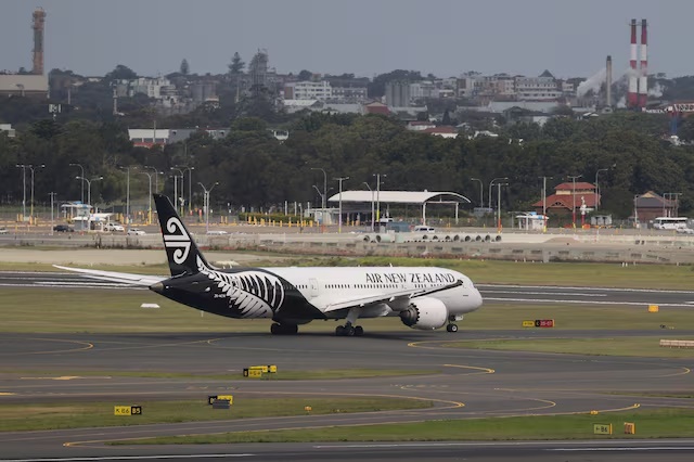 An Air New Zealand plane is seen taxiing from the international terminal at Sydney Airport, as countries react to the new coronavirus Omicron variant amid the coronavirus disease (COVID-19) pandemic, in Sydney, Australia, November 29, 2021. REUTERS/Loren Elliott/File Photo