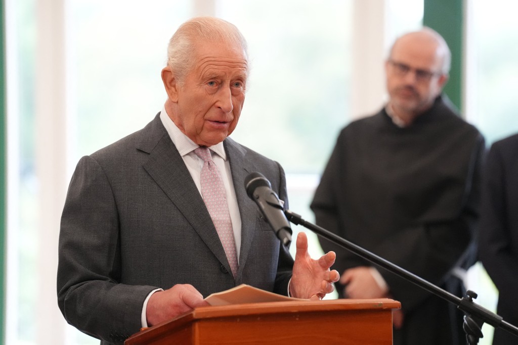 Photo by JONATHAN BRADY / POOL / AFP Britain's King Charles III (L) gives a speech during a conference of leaders from the artificial intelligence (AI) sector and government at Dumfries House in Cumnock, Scotland on September 17, 2026.