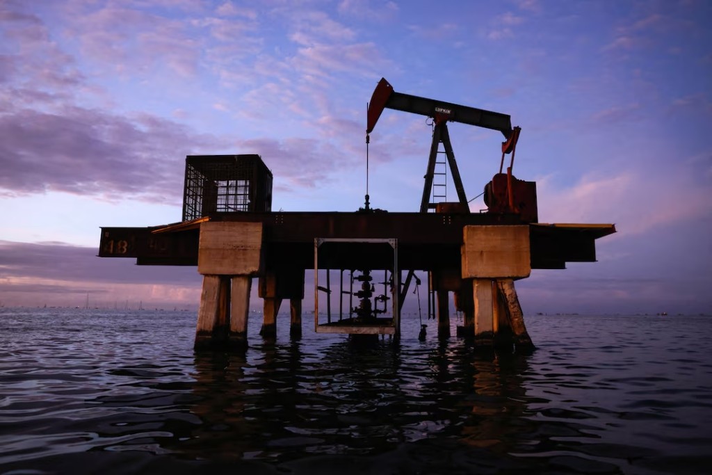 FILE PHOTO: An oil pumpjack at Lake Maracaibo in Cabimas, Venezuela, January 27, 2026. REUTERS/Leonardo Fernandez Viloria/File Photo/File Photo