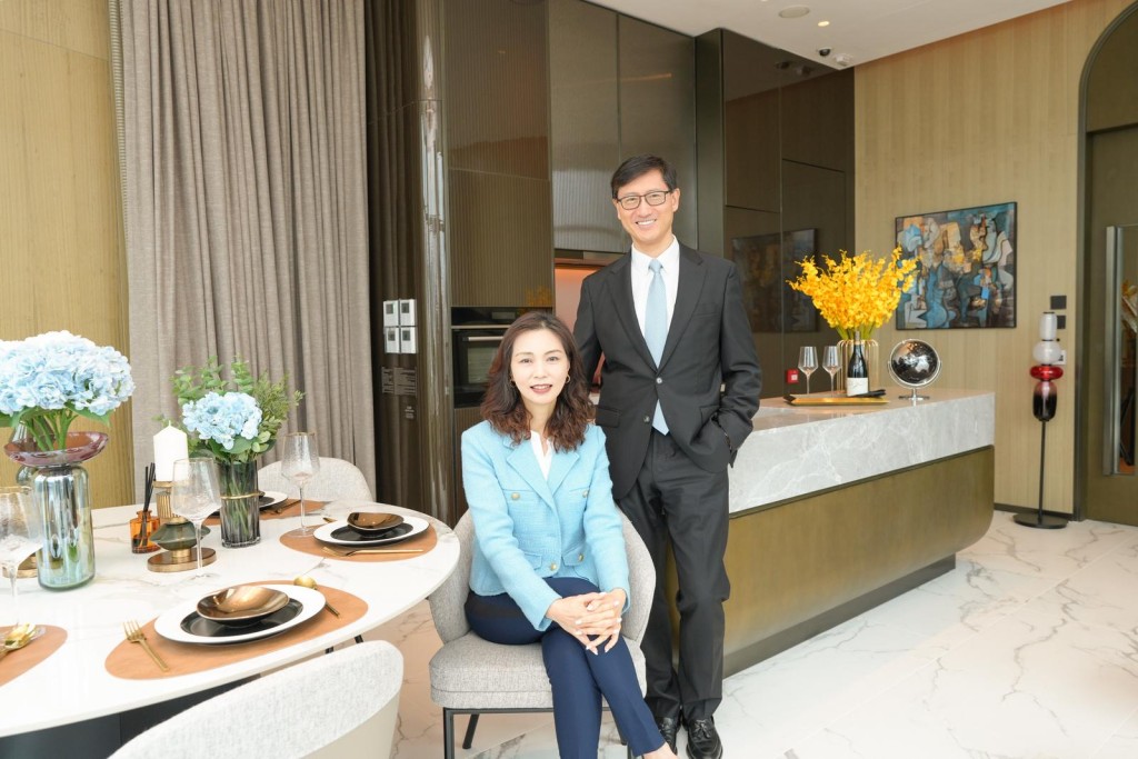 Mark Hahn Ka-fai, the general manager of sales (2) department of Henderson Land Development(right)