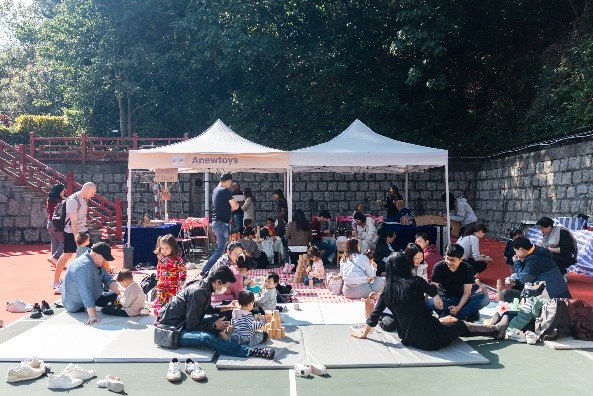 Families had a blast at Anewtoys'' crafts workshop, promoting toy recycling and cardboard creativity while fostering sustainability.