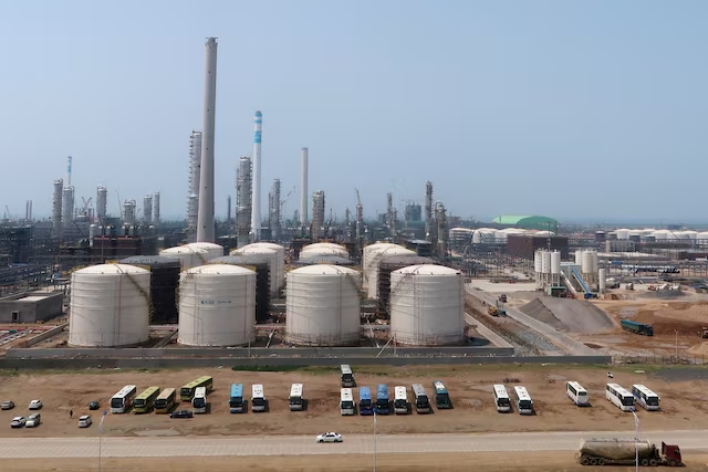 Hengli Petrochemical's new refining, petrochemical complex is seen at Changxing island in Dalian, Liaoning province, China. (Reuters/File)