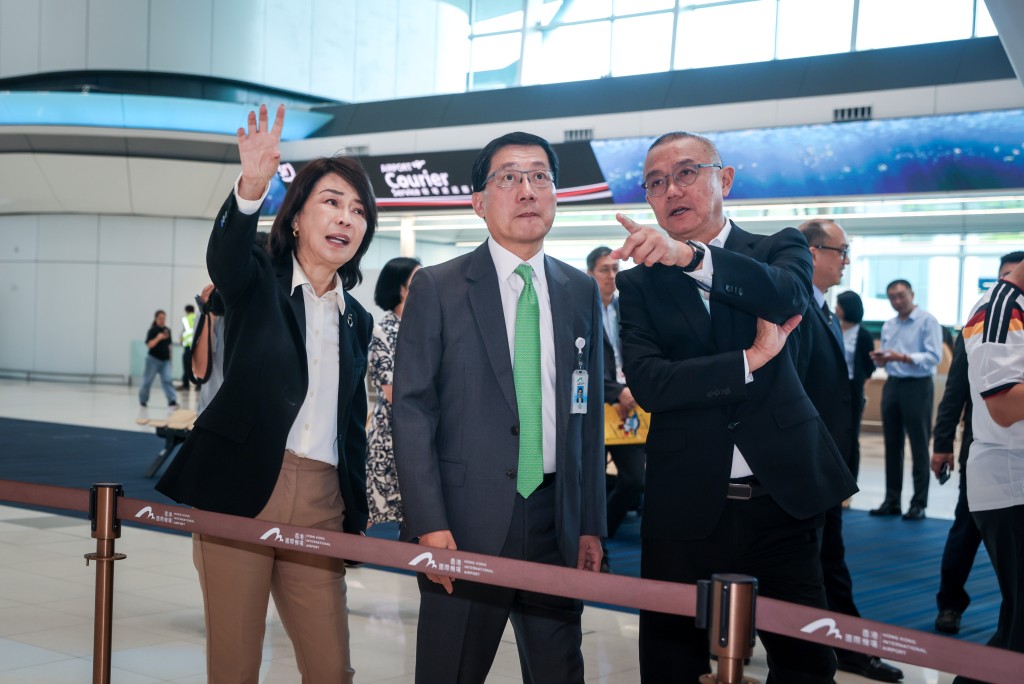  Airport Authority Hong Kong's chief executive Vivian Cheung Kar-fay, chairman Fred Lam Tin-fuk and Executive Director, Airport Operations Steven Yiu Siu-chung conduct inspection. 