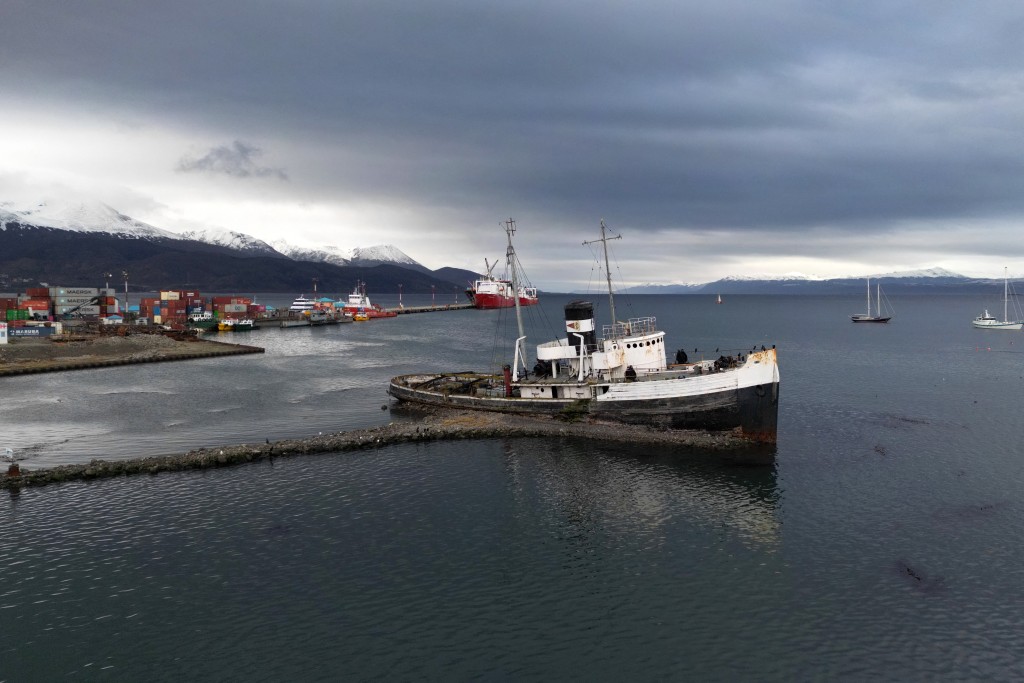 Photo by EDRIEN ESTEVES / AFP  Aerial view of the Saint Christopher tugboat, beached in Ushuaia Bay, near Ushuaia harbour in Tierra del Fuego, Argentina, on May 13, 2026.