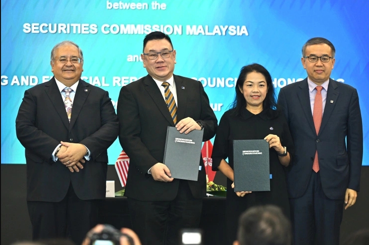 SC's representatives Dato' Mohammad Faiz Azmi, Alex Ooi Thiam Poh, AFRC's officials Jenny Lai Chui-pik, and Christopher Hui, Secretary for Financial Services and the Treasury of the HKSAR Government signed the MoU. (photo: Accounting and Financial Reporting Council)