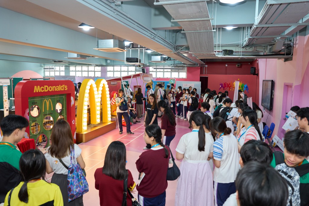 Fully supporting the event, McDonald's Hong Kong demonstrated diverse career development opportunities in interactive means (Photo taken at the IGNITE18 Kowloon City District event) Fully supporting the event, McDonald's Hong Kong demonstrated diverse career development opportunities in interactive means (Photo taken at the IGNITE18 Kowloon City District event)