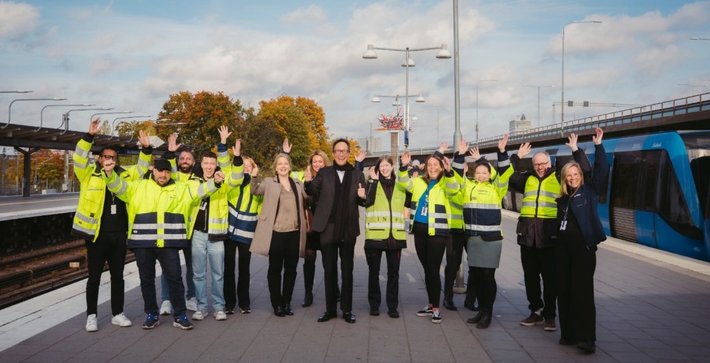 David Tang, Property and International Business Director of MTR Corporation, visits Stockholm Metro station to thank staff for their years of dedicated service.