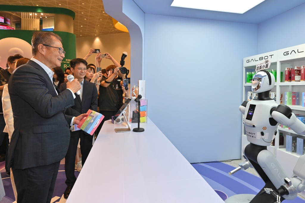 Financial Secretary Paul Chan Mo-po completed the first transaction at the Kai Tak outlet ahead of Galbot Store's official launch.
