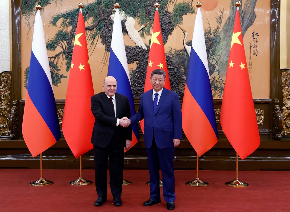 Russian Prime Minister Mikhail Mishustin shakes hands with Chinese President Xi Jinping during a meeting at the Great Hall of the People in Beijing, China, November 4, 2025. Sputnik/Dmitry Astakhov/Pool via REUTERS 