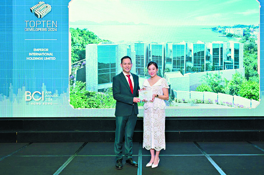 Alex Yeung and BCI Central’s Hong Kong general manager Elaine Wai pose with the award. Sing Tao Alex Yeung and BCI Central’s Hong Kong general manager Elaine Wai pose with the award. Sing Tao