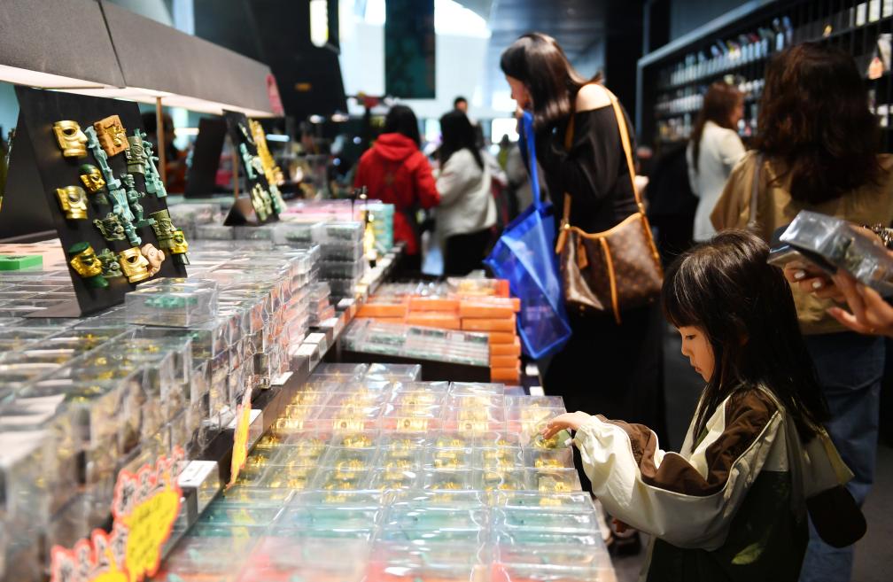 A child selects cultural and creative products at the Sanxingdui Museum during the spring break in Guanghan City, southwest China's Sichuan Province, April 3, 2026. (Xinhua)