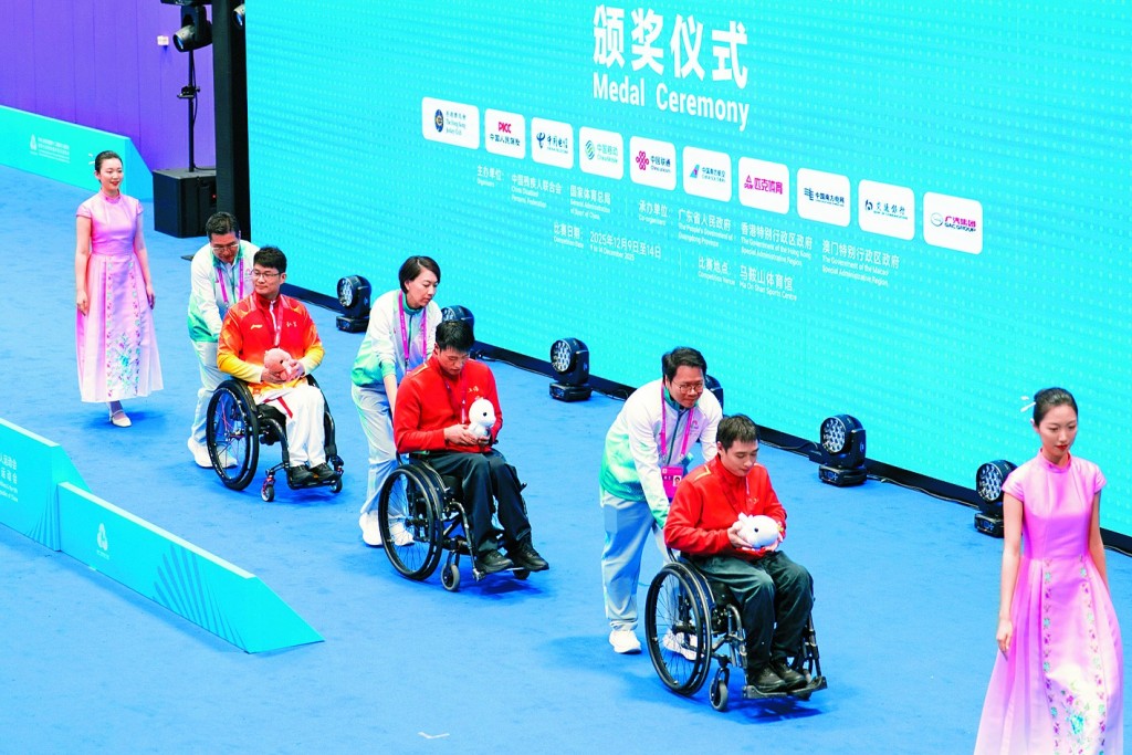 Volunteers assisted disabled athletes at the Medal Ceremony with utmost professionalism and enthusiasm.