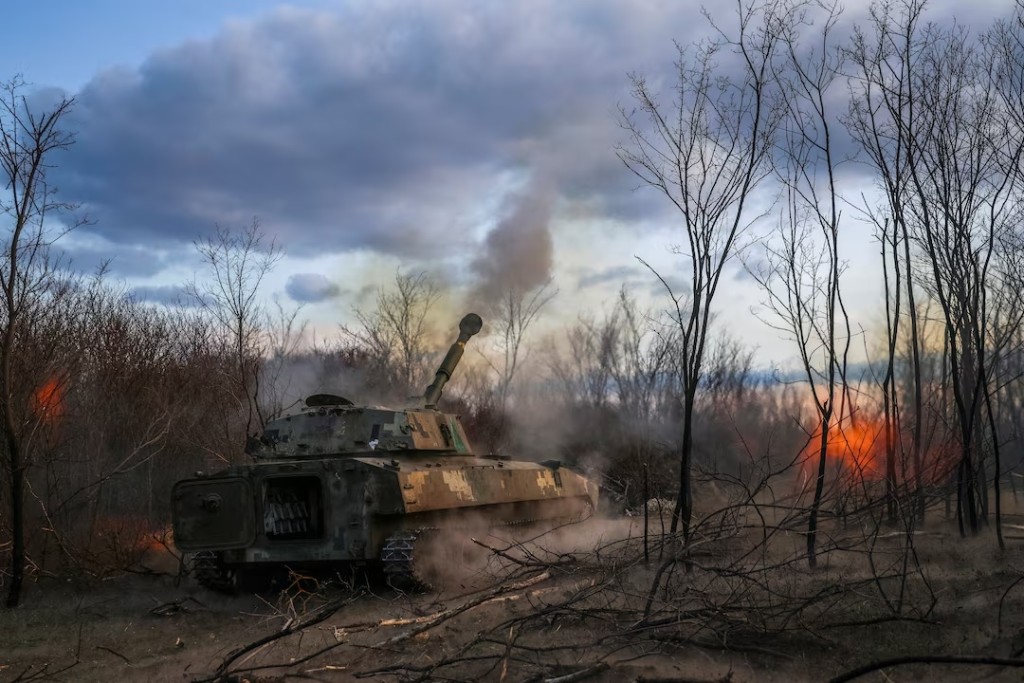 Servicemen of 39th Separate Coastal Defence Brigade of the Ukrainian Armed Forces fires a 2S1 Gvozdika self-propelled howitzer towards Russian troops in a front line, amid Russia's attack on Ukraine, in Kherson region, Ukraine March 23, 2025. (REUTERS/Ivan Antypenko/File Photo)