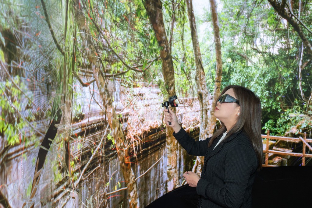 Rosanna Law experiences the world’s first 360-degree 3D Immersive Interactive Cinema at HKBU Visualization Research Centre. Rosanna Law experiences the world’s first 360-degree 3D Immersive Interactive Cinema at HKBU Visualization Research Centre.