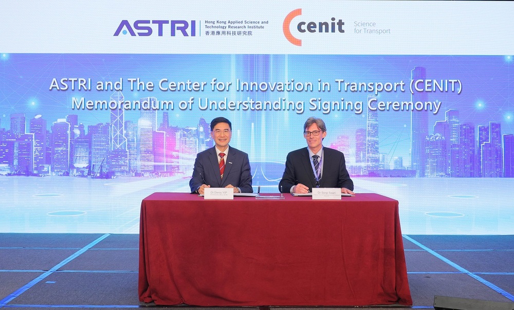 Dr Denis Yip (left), Chief Executive Officer of ASTRI and Dr Sergi Sauri (right), Director of the Centre for Innovation in Transport sign an MoU at the ceremony