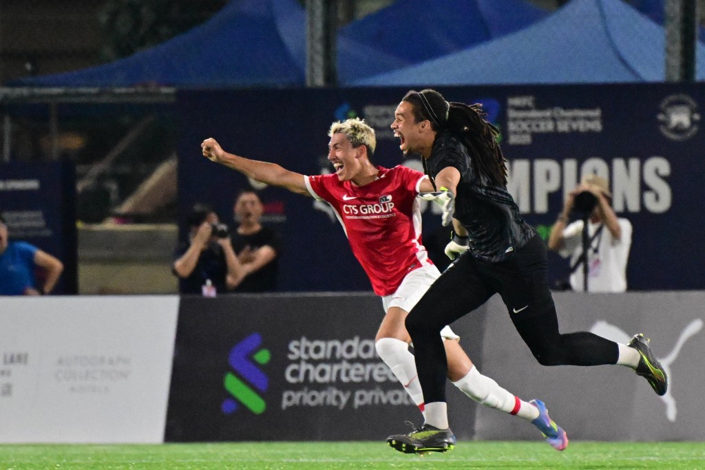 Alkmaar goalkeeper Kiyani Zeggen (right) reacts after scoring the winning goal. (Ike Images/HKFC Soccer Sevens)