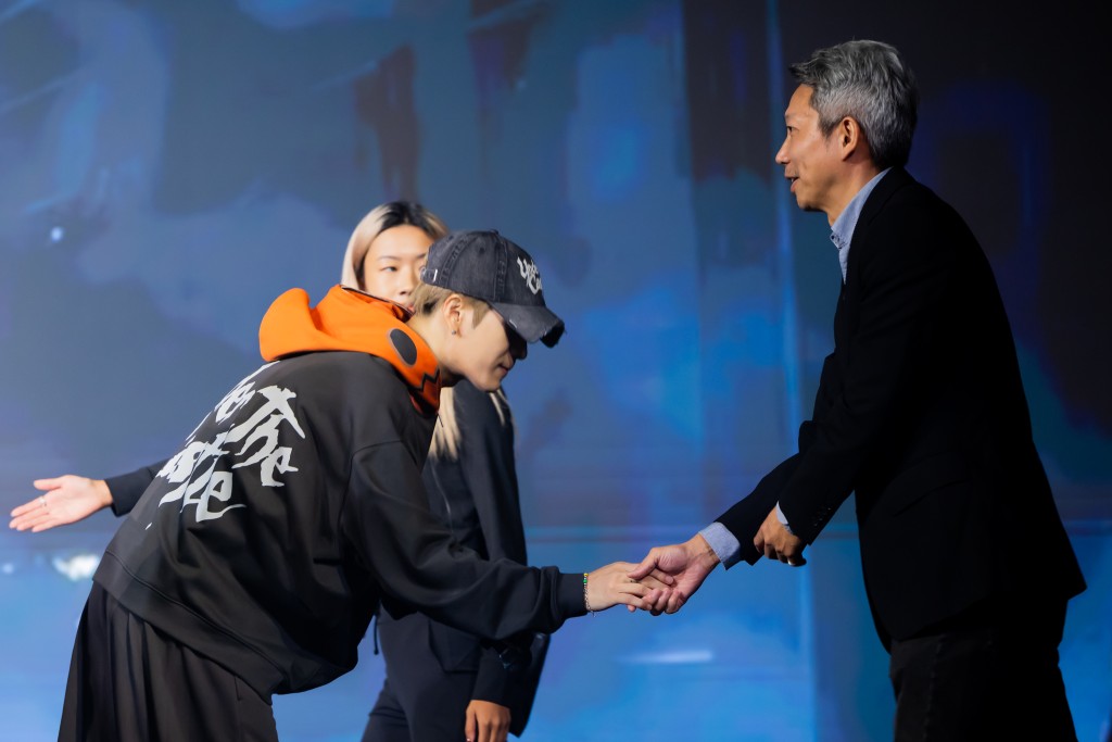 Jackson Wang bows to greet guests and staff during his Ocean Park appearance.