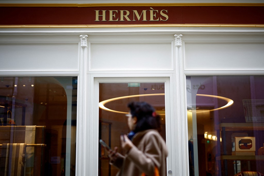 FILE PHOTO: A woman walks past a Hermes store in Nantes, France, October 17, 2024. REUTERS/Stephane Mahe/File Photo