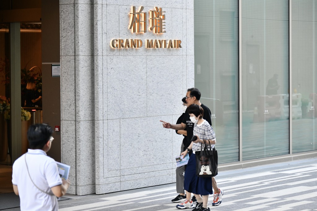 Visitors of the Grand Mayfair III.