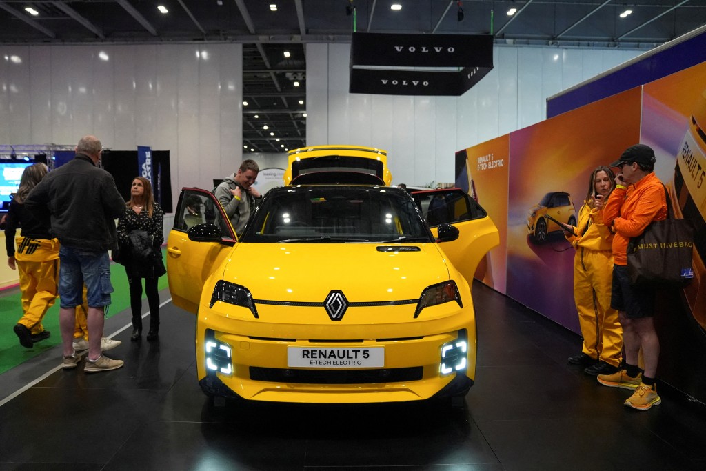  A Renault Electric car is displayed at the Everything Electric, the Home Energy & Electric Vehicle Show, in London, Britain, April 16, 2025. REUTERS/Maja Smiejkowska/File Photo