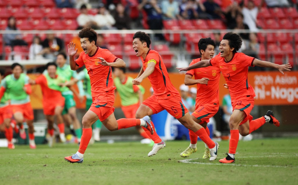 Asian Games - Aichi-Nagoya 2026 - Soccer Football - Men's Bronze Medal Match - China v Uzbekistan - Toyota Stadium, Toyota, Japan - October 3, 2026 China players celebrate after Xiao Peng scores a penalty during the penalty shootout to win bronze in the Men's Football REUTERS/Andrew Boyers 