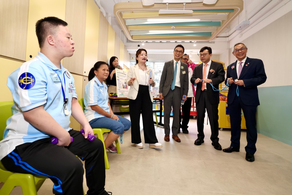 Officiating guests learn how the centre implements the Jockey Club Health Support Project for Persons with Disabilities. Officiating guests learn how the centre implements the Jockey Club Health Support Project for Persons with Disabilities.