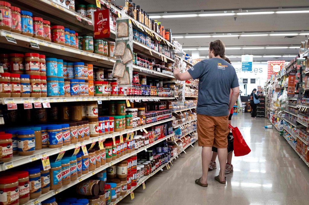 Customers shop at a grocery store on September 10, 2026 in Chicago, Illinois. AFP