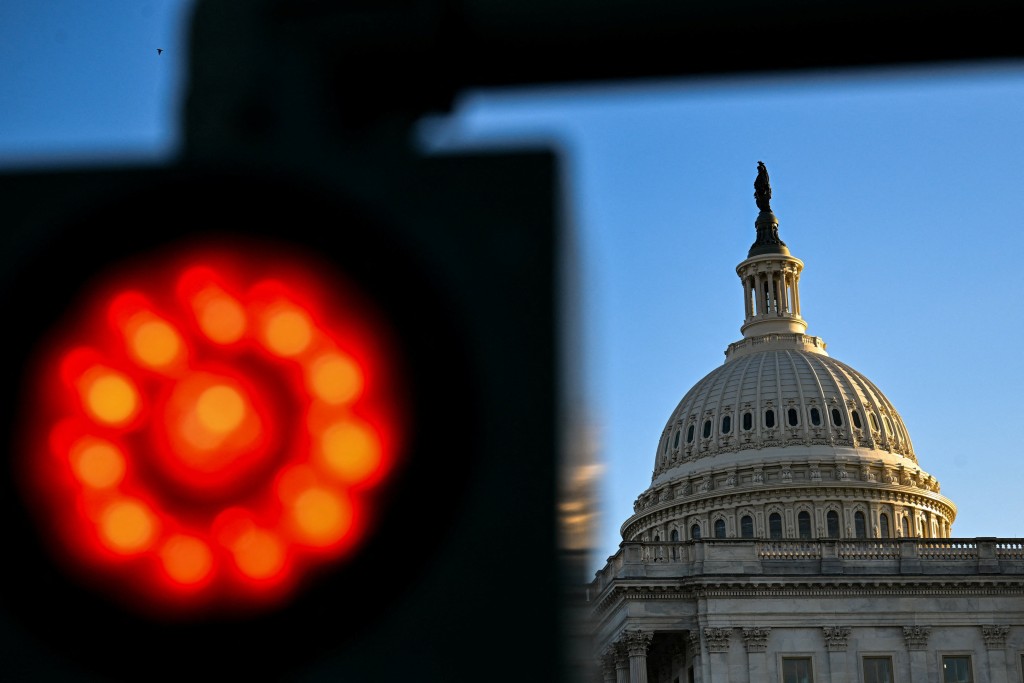 A signal at a parking lot displays a red light in front of the U.S. Capitol during the first day of a partial government shutdown in Washington, D.C., U.S., October 1, 2025. REUTERS/Annabelle Gordon
