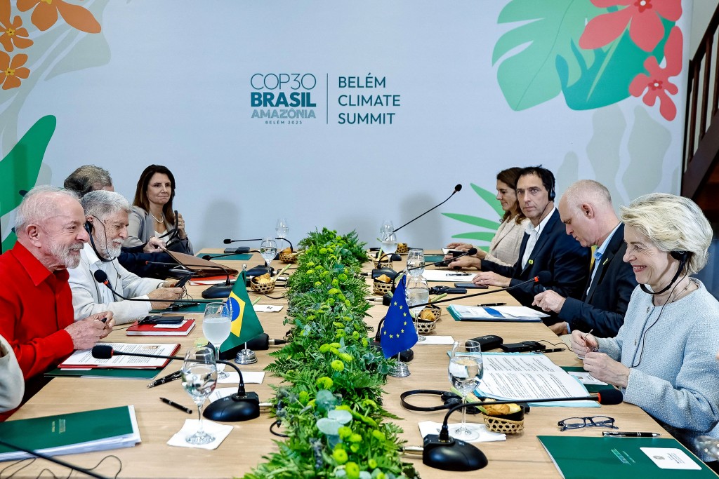 Photo by RICARDO STUCKERT / BRAZILIAN PRESIDENCY / AFP  This handout picture released by the Brazilian Presidency shows Brazil's President Luiz Inacio Lula da Silva and the President of the European Union Ursula von der Leyen shaking talking during a meeting in Belem, Para State, Brazil on November 5, 2025.