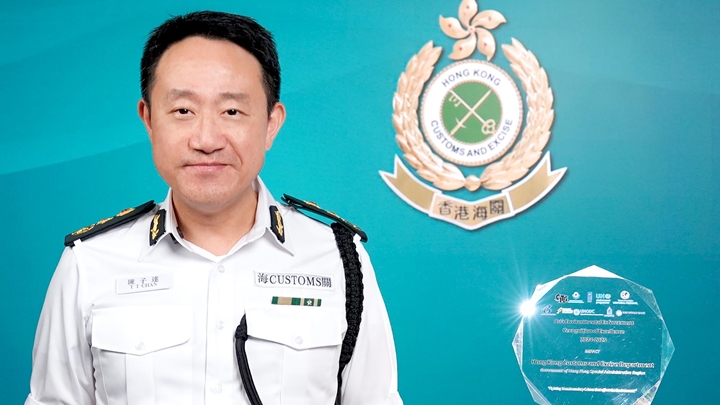  Commissioner of Customs and Excise, Chan Tsz-tat, receiving the "Impact" Award on behalf of the department.