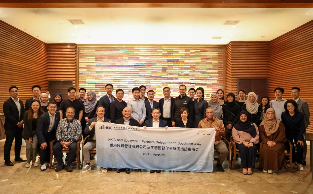 Clara Chan (front row, 4th right), CEO of the HKIC, joins Dato Dr Amin Liew, Minister at the Prime Minister's Office in Brunei. HKIC