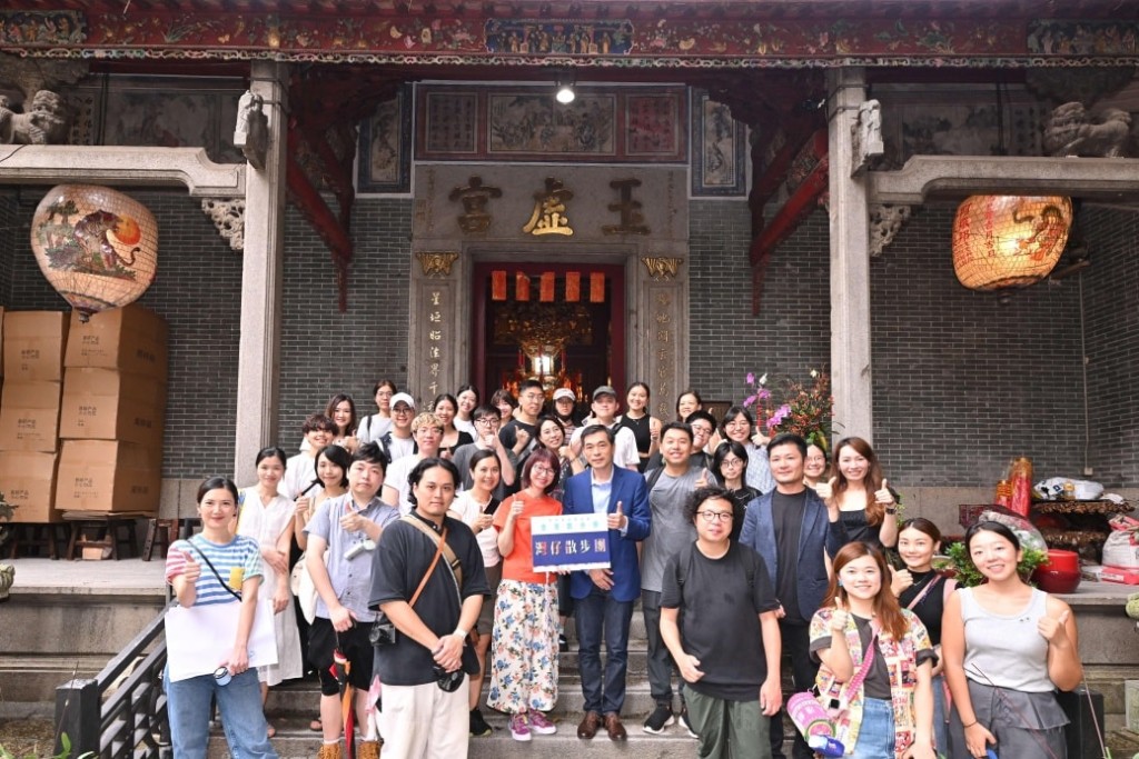 Group picture in front of the Pak Tai Temple. Wheelock 