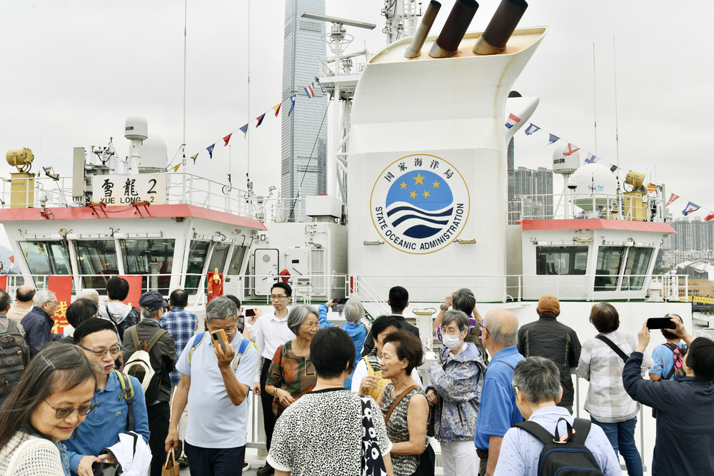 Many visitors want to spend more time on Xue Long 2 to gain a more in-depth understanding of the ship’s samples and research findings. Many visitors want to spend more time on Xue Long 2 to gain a more in-depth understanding of the ship’s samples and research findings.