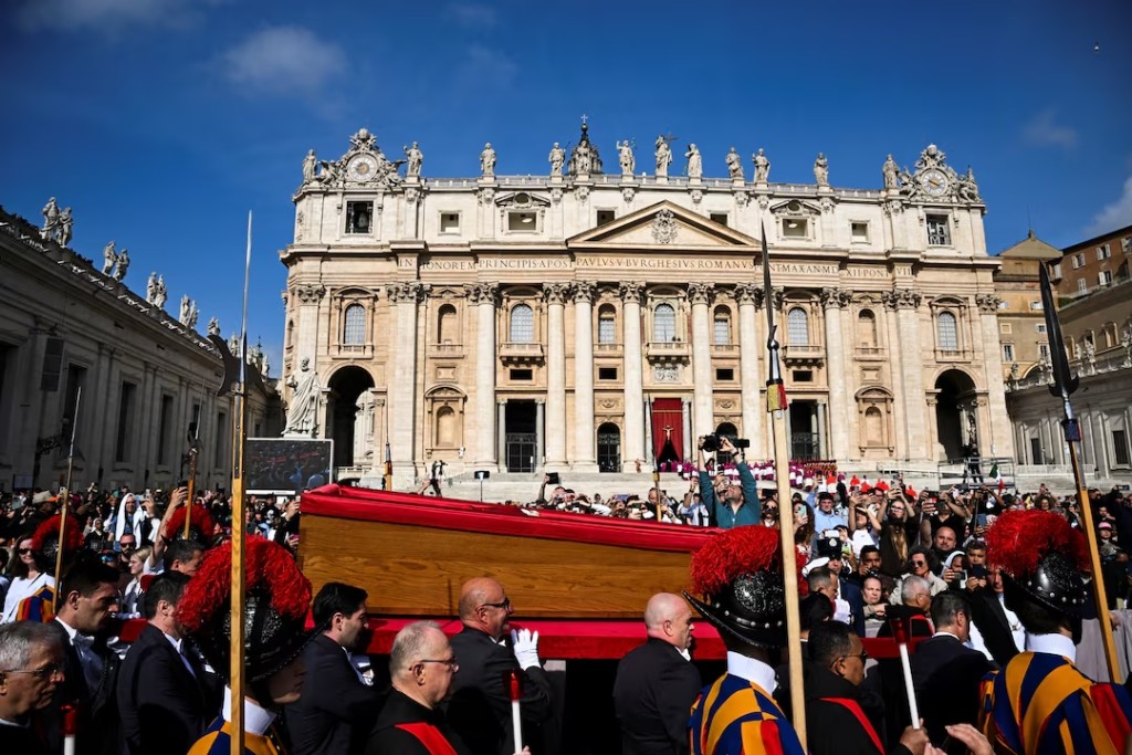  Pope Francis' body is carried in a coffin into Saint Peter's Basilica, on the day of its translation, at the Vatican, April 23, 2025. (Reuters)